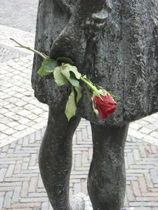 908007 Detail van het door de Utrechtse beeldhouwer Pieter d'Hont vervaardigde bronzen beeldje van Anne Frank uit 1960, ...